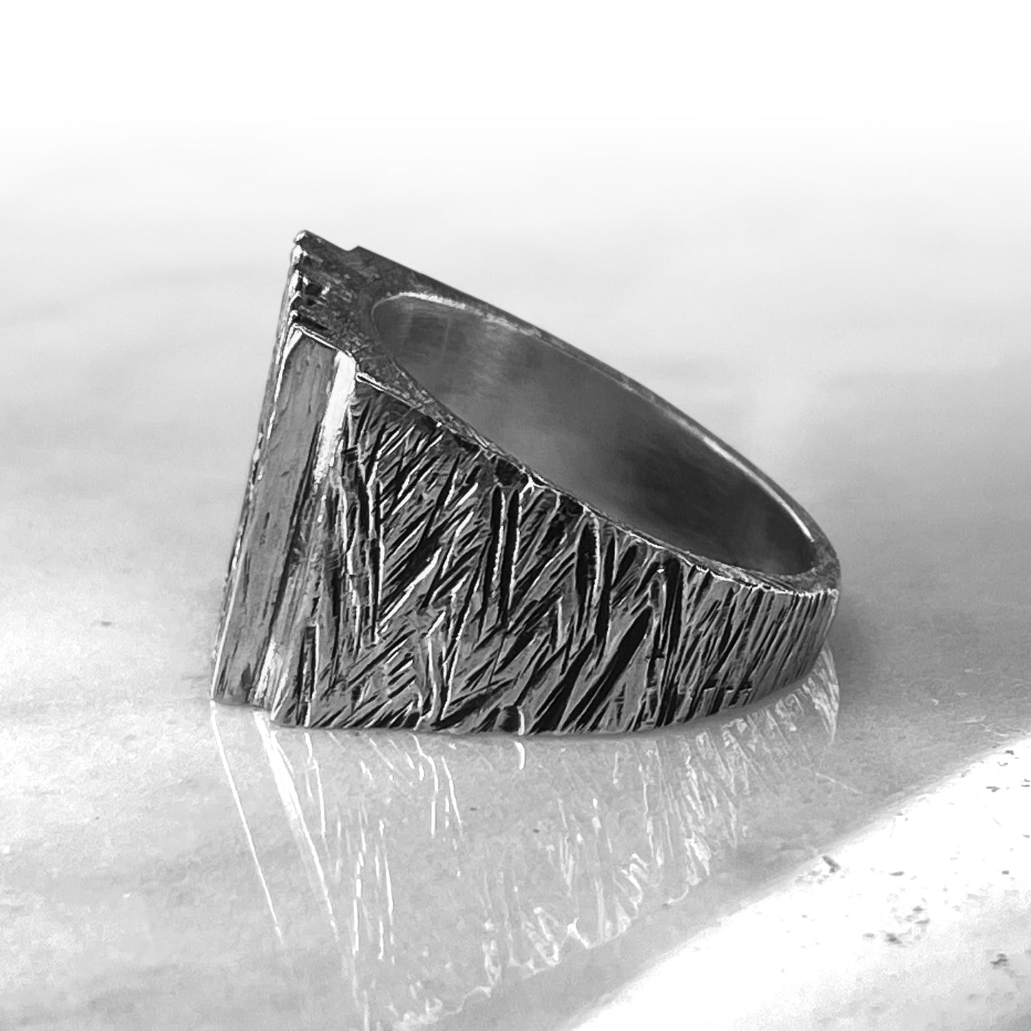Brutalist I Ring