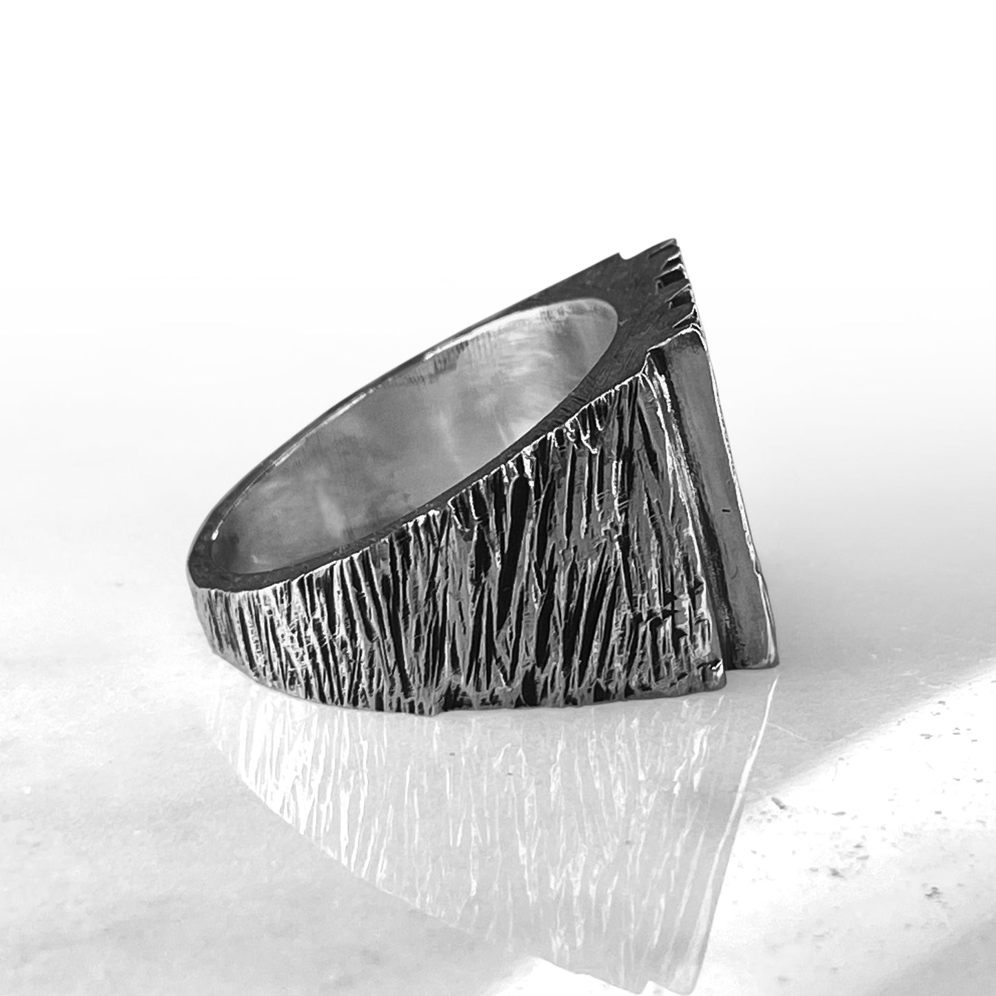 Brutalist I Ring